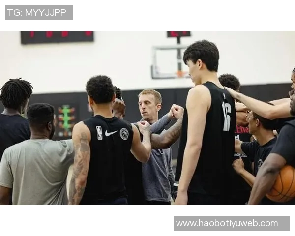 约基奇调侃杨瀚森对位表现不佳愿意签名鼓励他继续努力